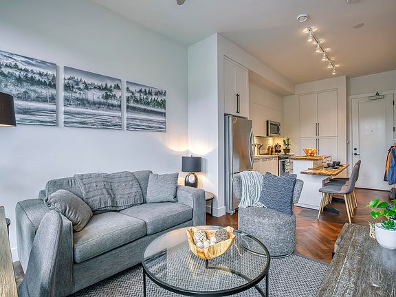 4th image of 14968 101a Ave #406