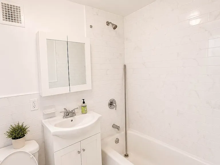 2421 Arthur Ave #PENTHOUSE — Photo 10