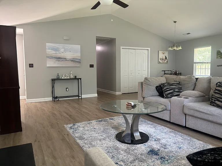 213 Molly Ct — Photo 3