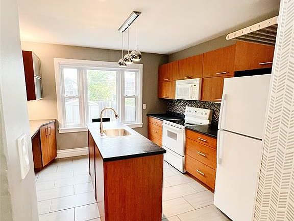 3rd image of 1543 Hall Ave