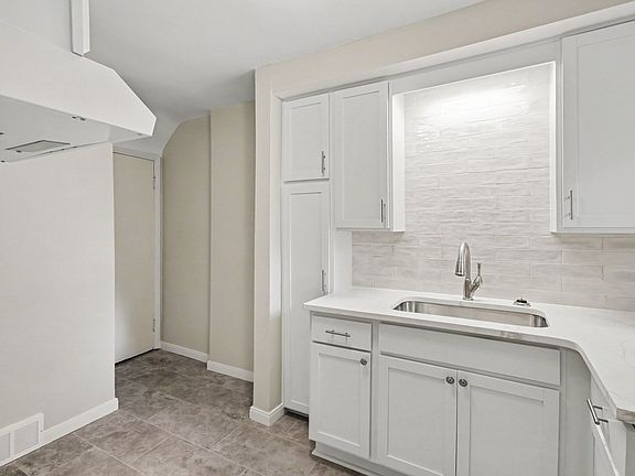 5th image of 24434 W Chicago St