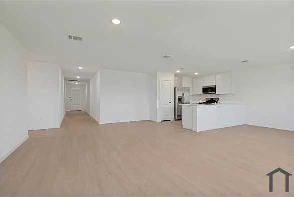 4 bed, 1867 sqft, $3,321 — Photo 3