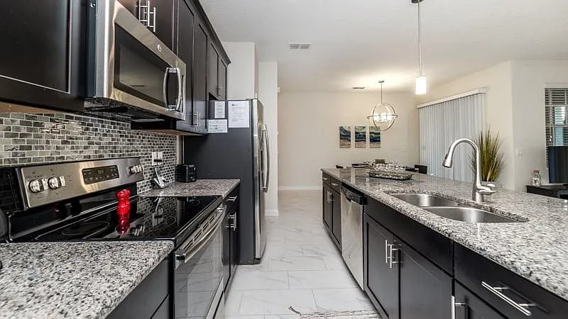 4 bed, 1914 sqft, $2,550 — Photo 3