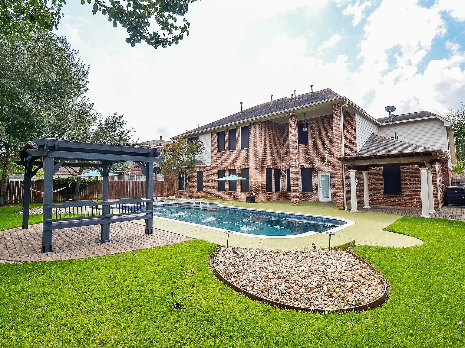 6 bed, 4.5 bath, 5136 sqft, $5,700 — Photo 1
