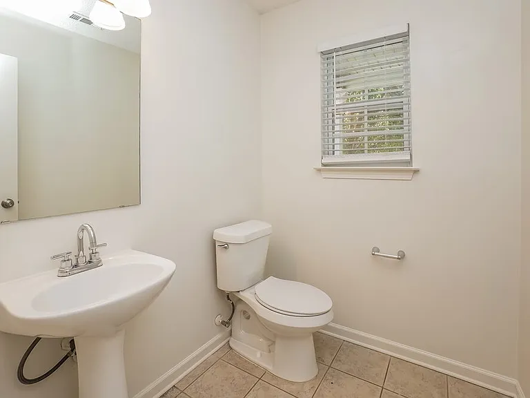 555 River View Dr — Photo 15