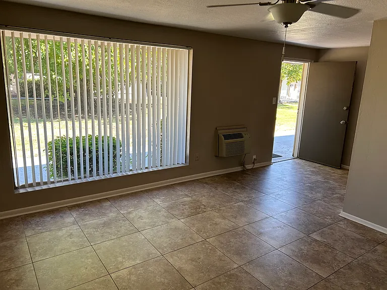 1122 E Maryland Ave #6 — Photo 3
