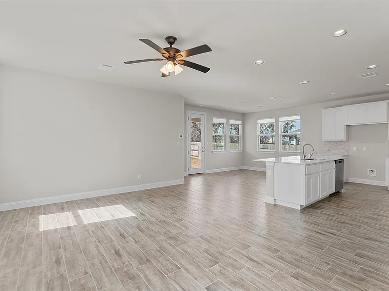 205 Riverhill Cv — Photo 9