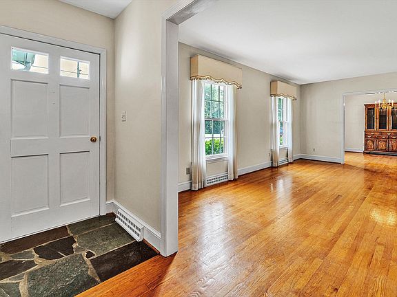 4th image of 250 Knollwood Dr