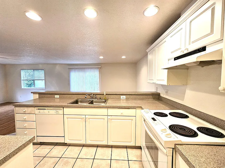 9703 NE Tenny Creek Dr — Photo 2