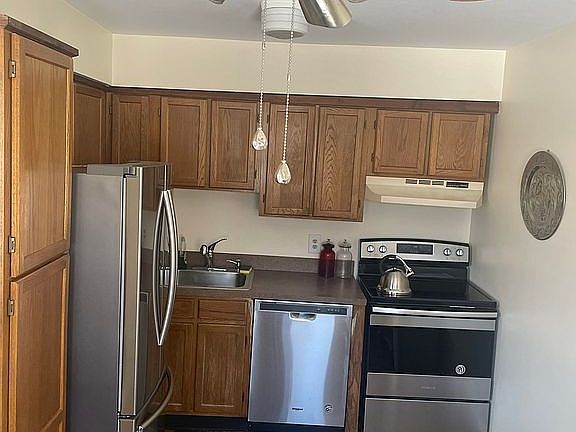 3rd image of 60 Manor Dr