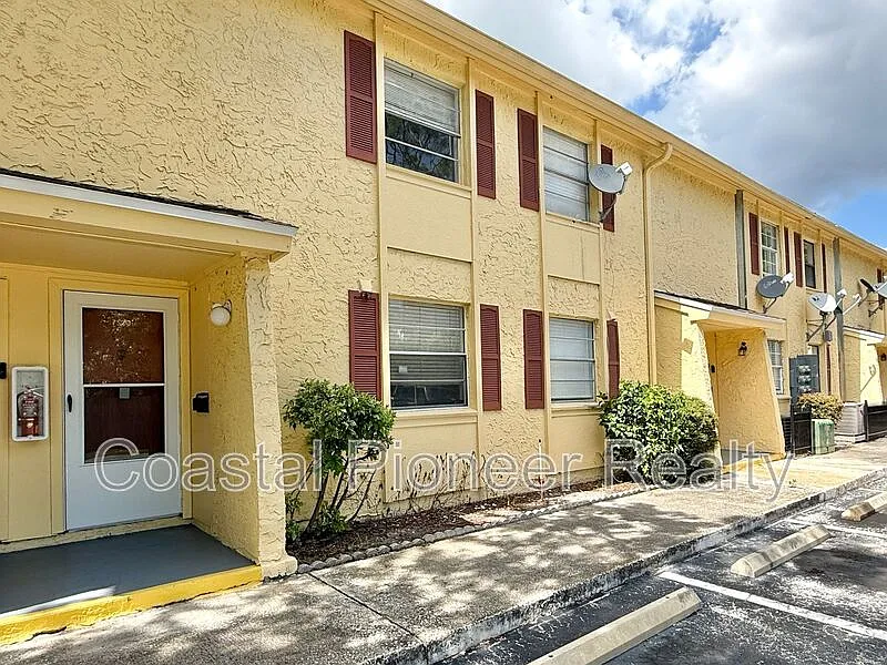 2 bed, 1.0 bath, 1268 sqft, $1,500 — Photo 2