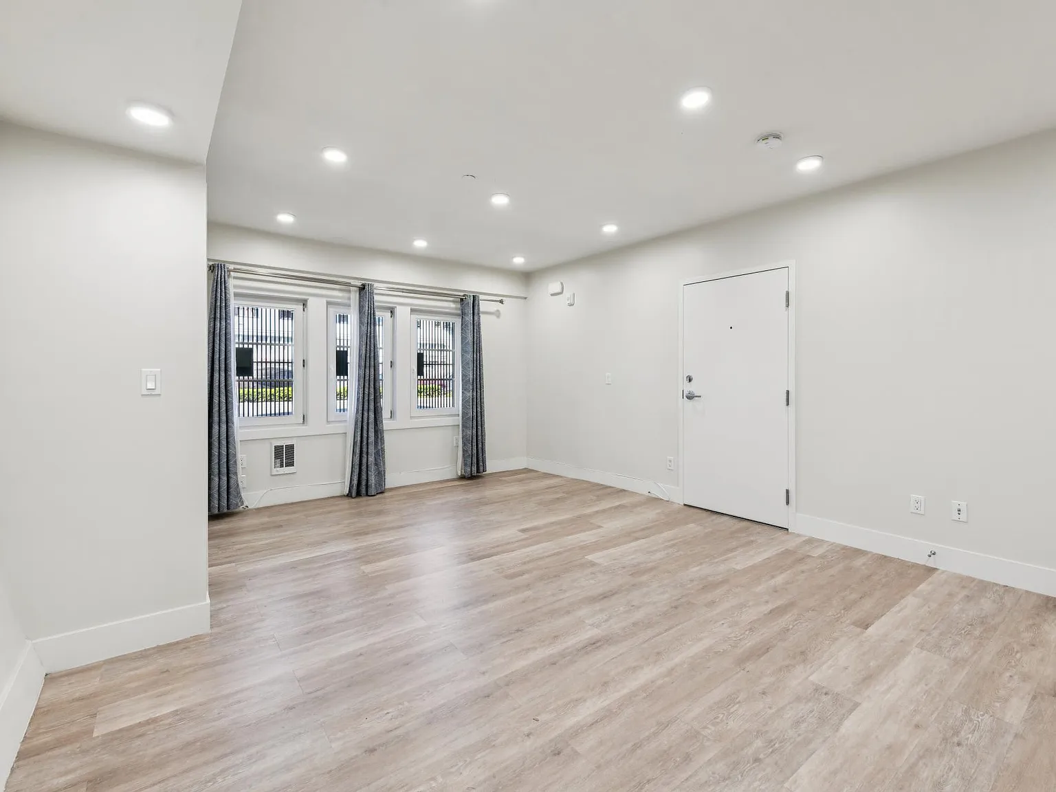 Studio, 416 sqft, $3,599 — Photo 4