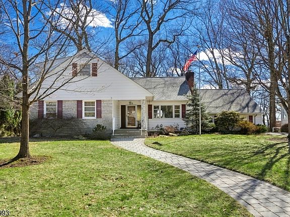 3rd image of 10 Tree Top Dr