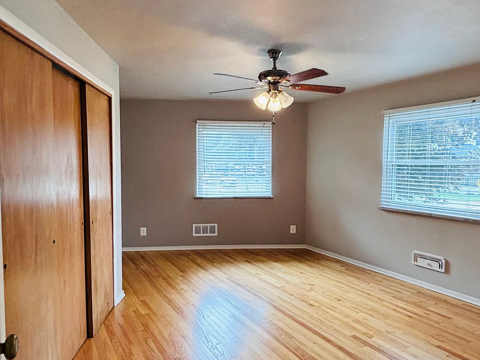293 Riverside Dr — Photo 2