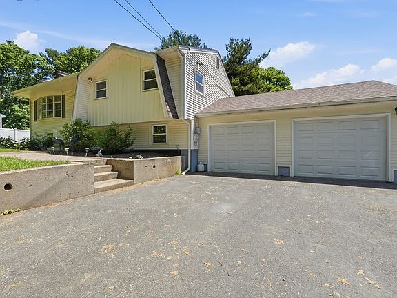 5th image of 218 Blackstone St