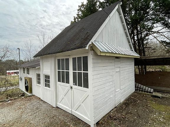 5th image of 209 Claire St