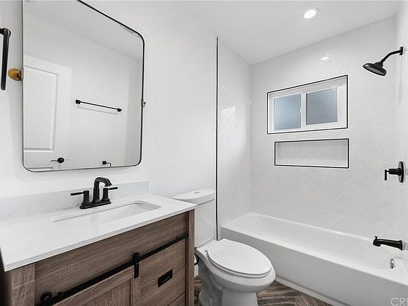 5th image of 23718 Calvert St