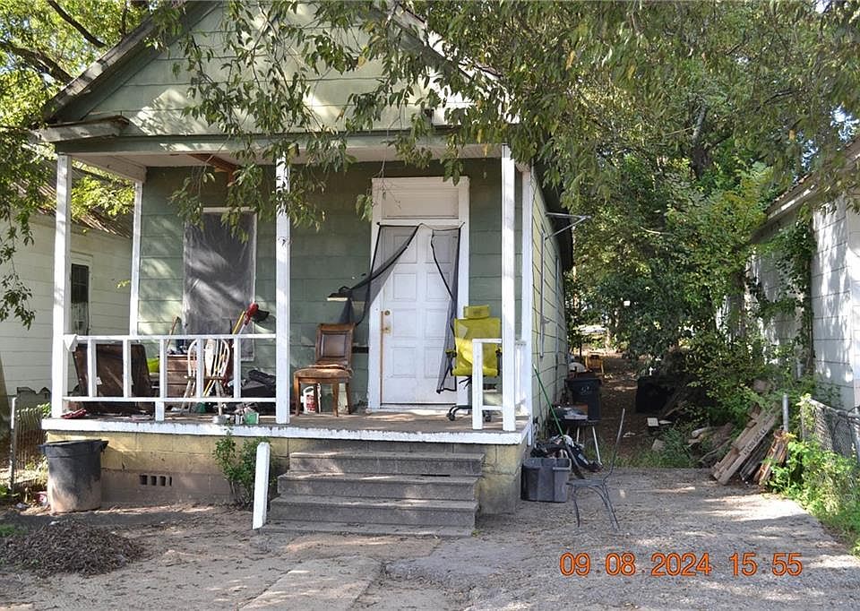 2nd image of 1002 N Railroad St