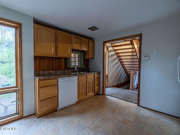 3rd image of 151 Lakeview Cir