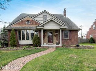 1424 Torrey Rd, Grosse Pointe Woods, MI 48236