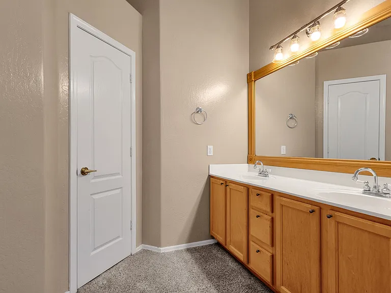 647 W Fremont Dr — Photo 29
