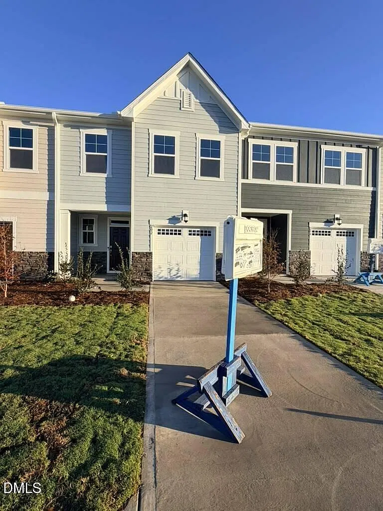 3 bed, 2.5 bath, 1805 sqft, $2,199 — Photo 2