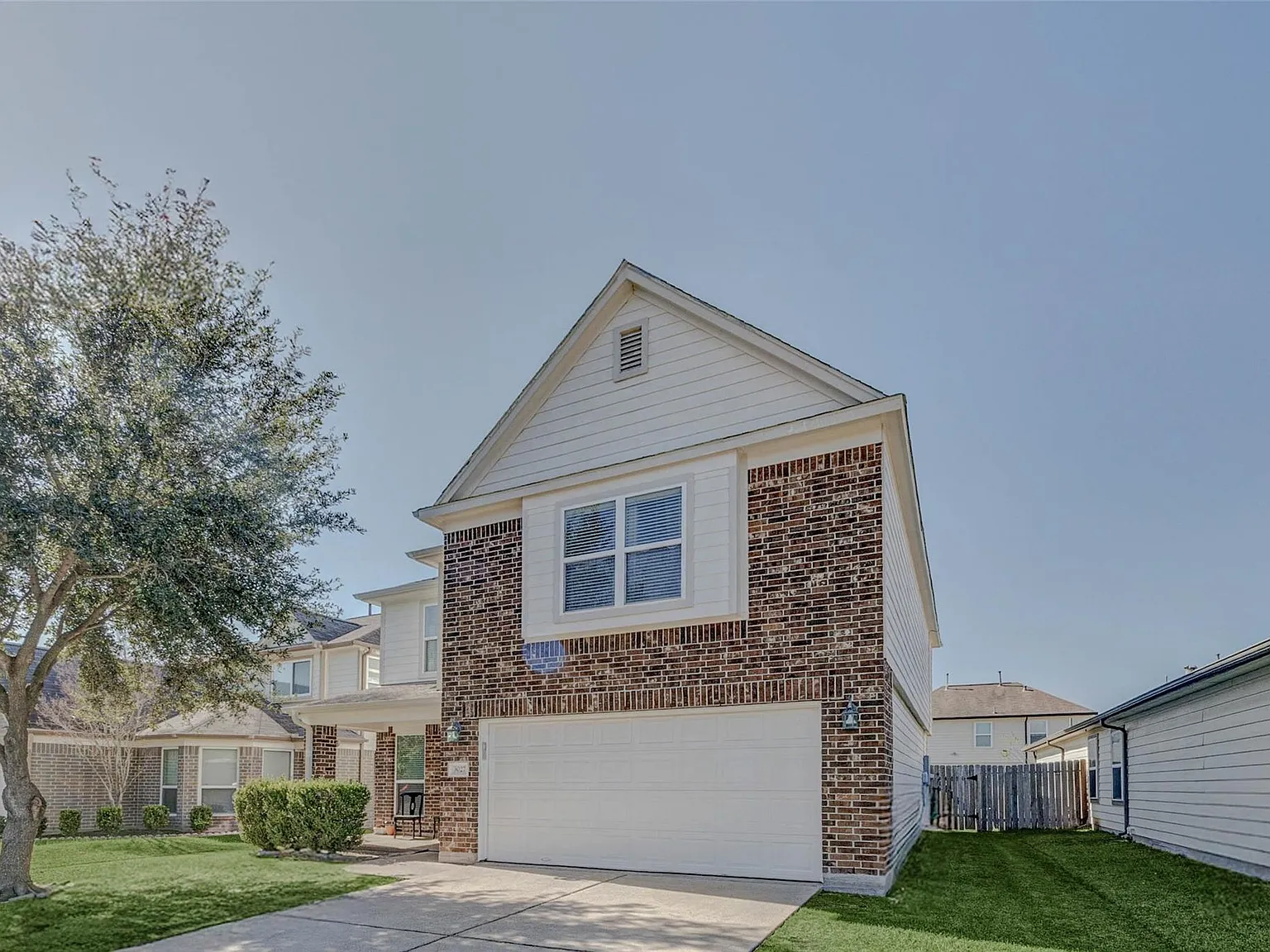 3 bed, 2.5 bath, 2205 sqft, $2,200 — Photo 2
