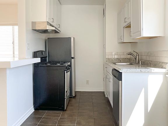 4th image of 659 1/2 Vernon Ave APT 2