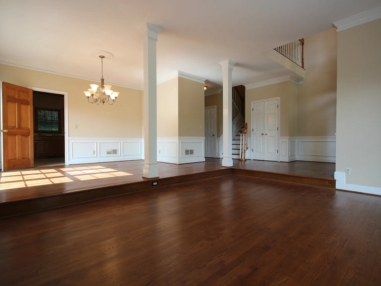 5 bed, 3.5 bath, 4232 sqft, $3,495 — Photo 2