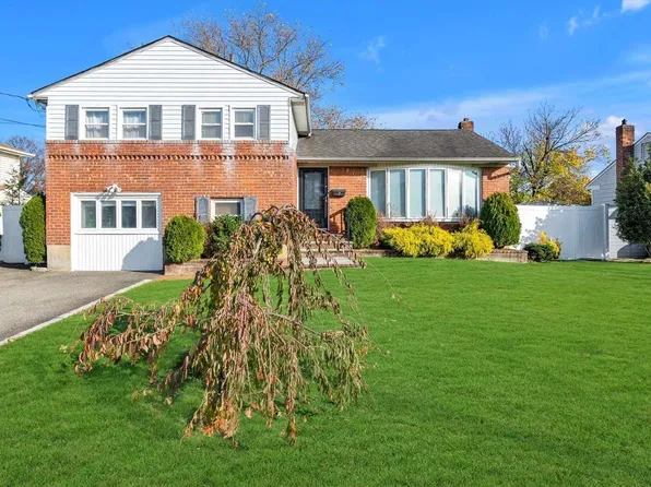 7 Liberty Avenue, Hicksville, NY 11801
