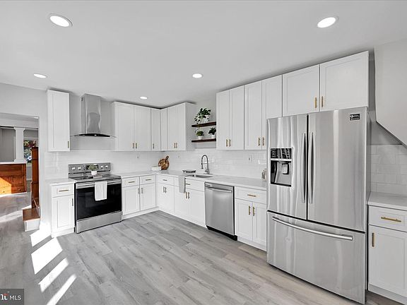 3rd image of 1074 E Main St