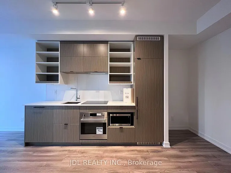 20 Edward St N #805 — Photo 3