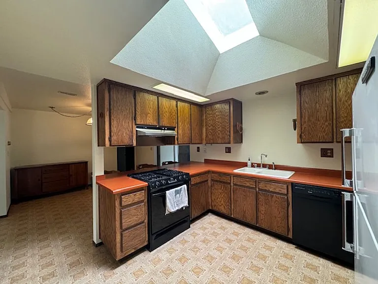 2437 Ridgewood Dr — Photo 12