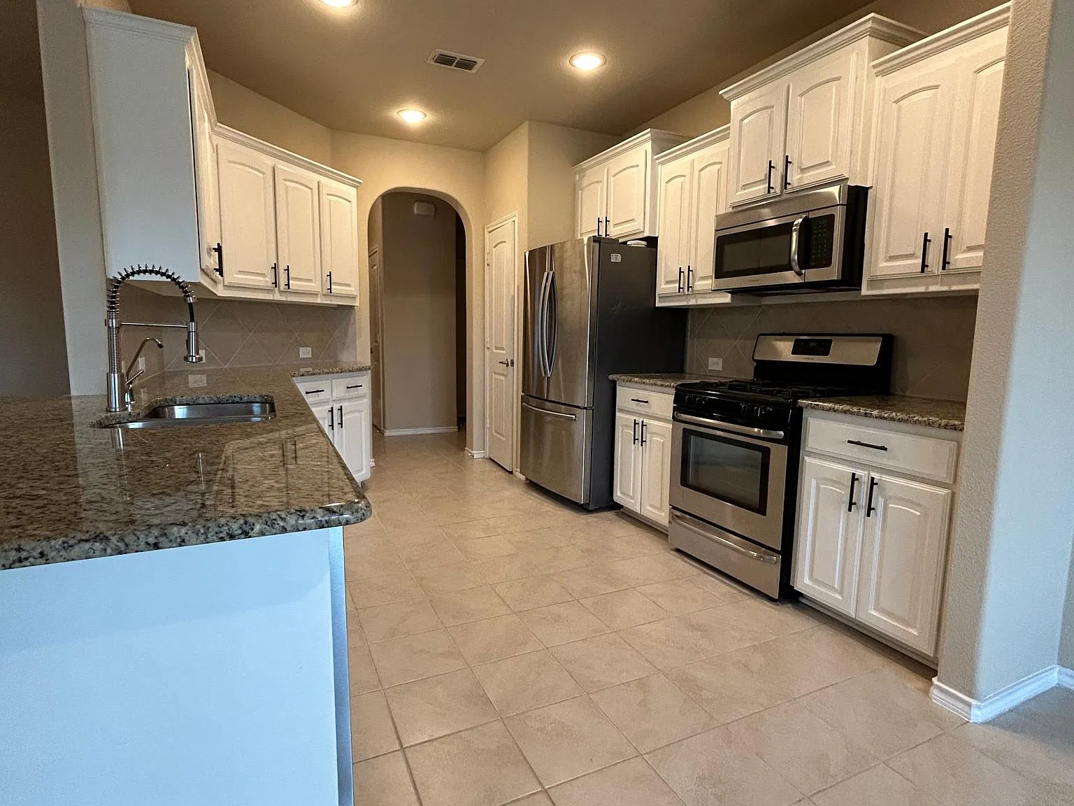 3 bed, 1579 sqft, $2,300 — Photo 3