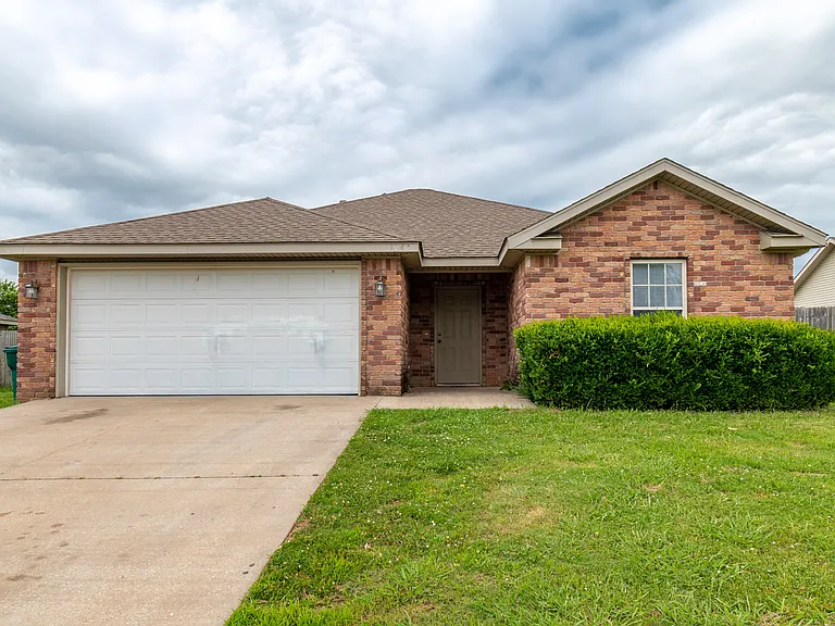 1040 Josie Kate Ln — Photo 2