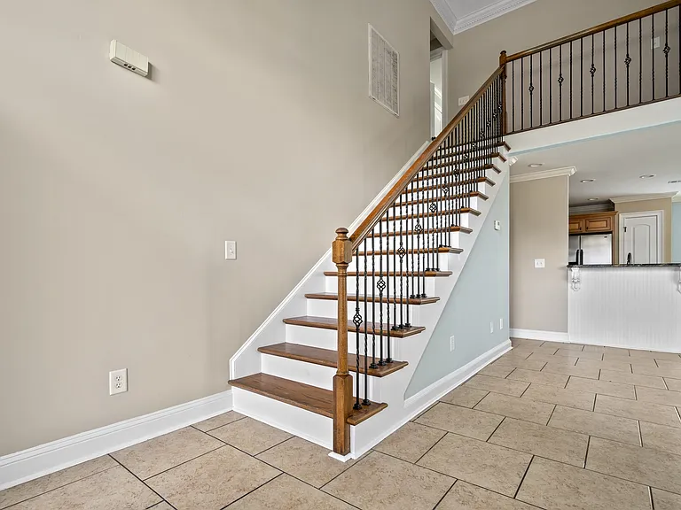 1601 Pickford Ln — Photo 10