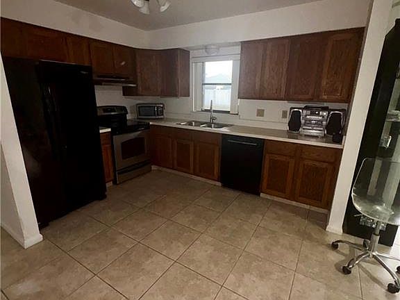 4th image of 408 SW 37TH TER