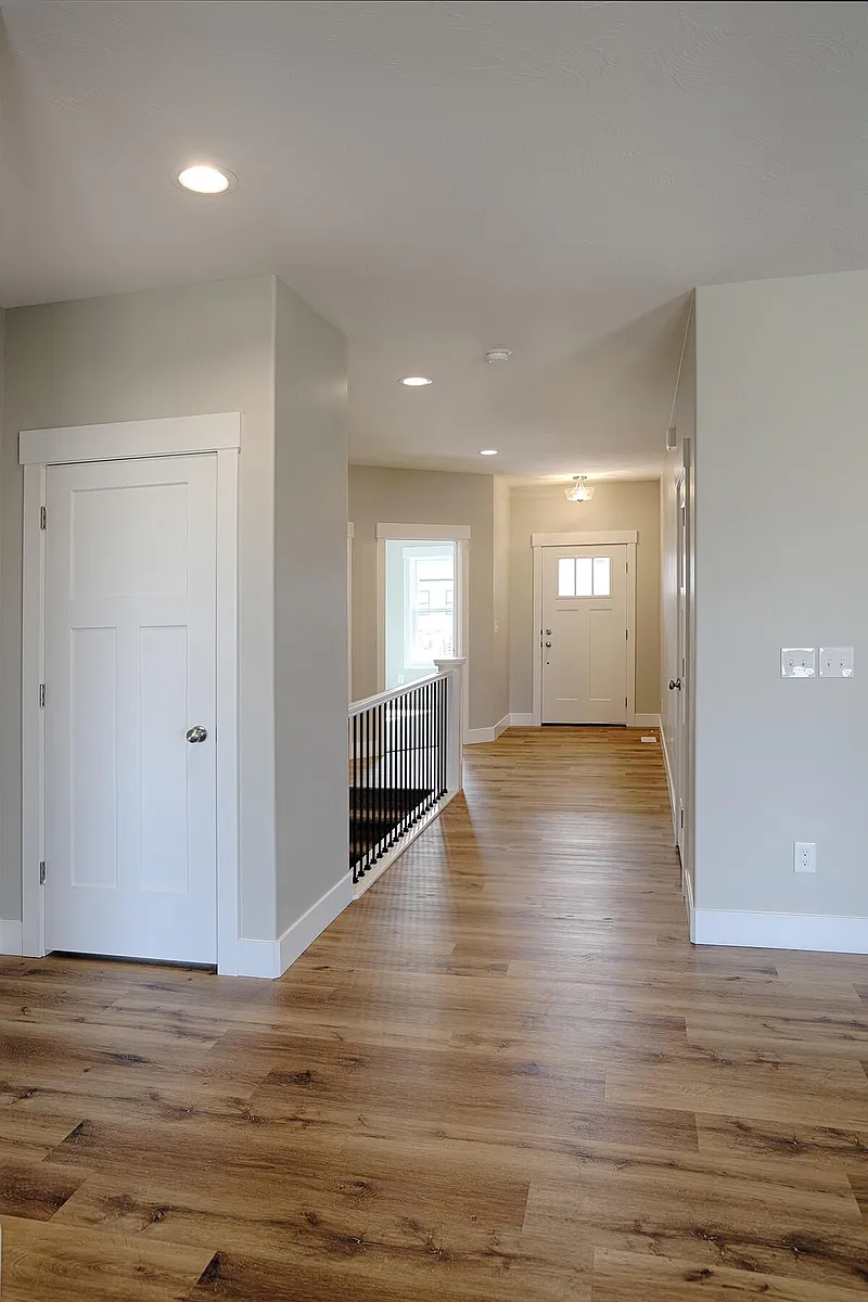 Building Photo - 685 Silvermaple Dr