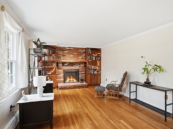 4th image of 62 Donna Dr