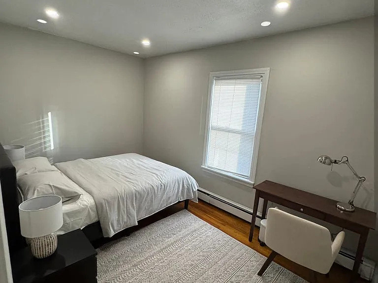 A cozy and stylish room, equipped with a spacious desk _ ideal for working, studying, or doing creative projects, in a comfortable and functional space.