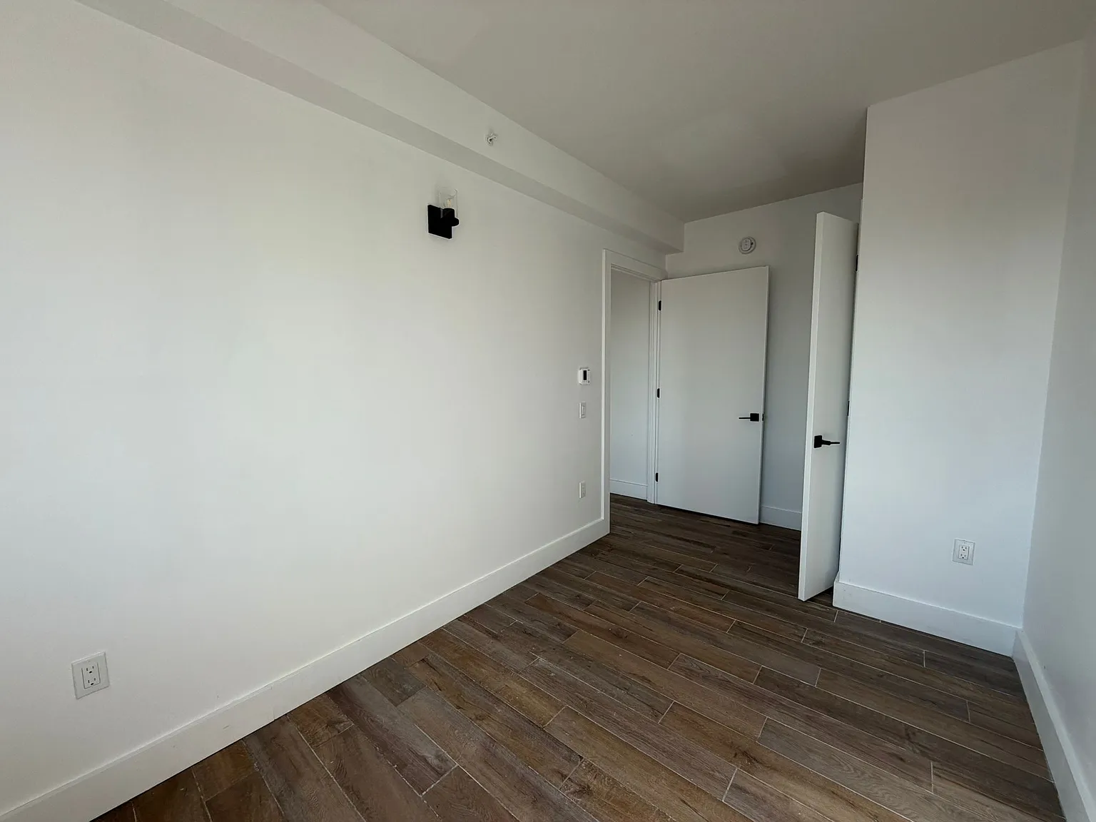 3 bed, 1000 sqft, $3,811 — Photo 4