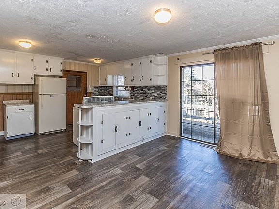 4th image of 305 Woodview Dr