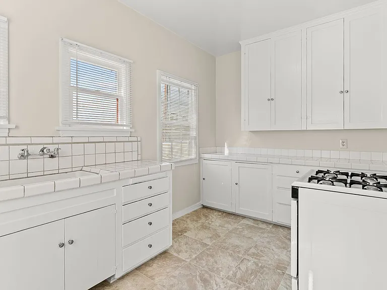 1715 Termino Ave — Photo 9