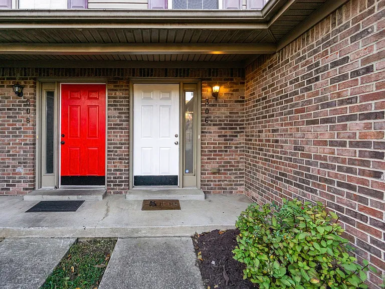 306 Alex Ln — Photo 2