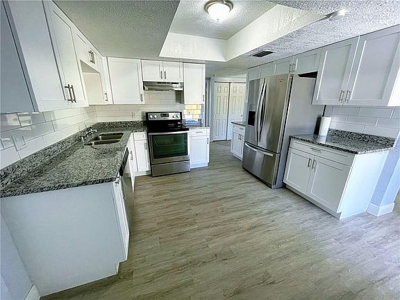 4th image of 301 E Seneca Ave