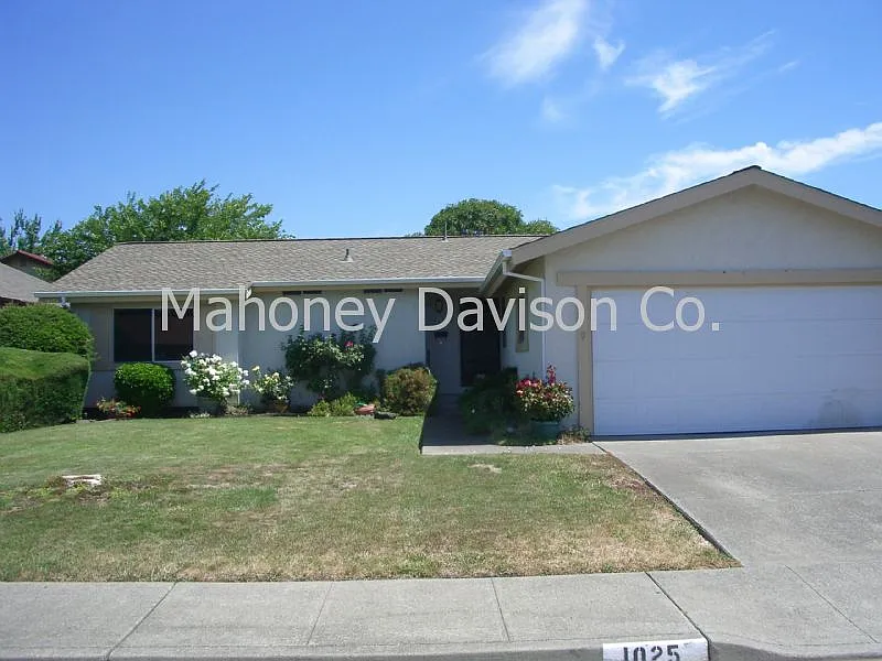1025 Palmetto Way photo 1