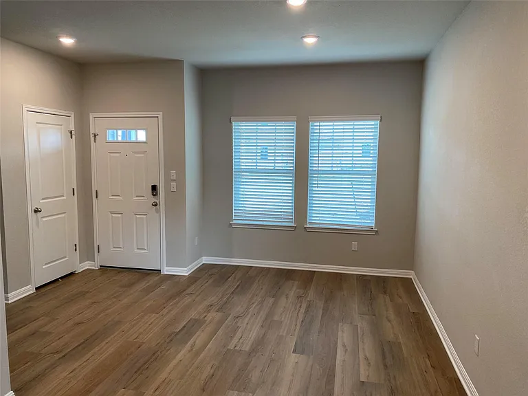 912 Main St — Photo 13