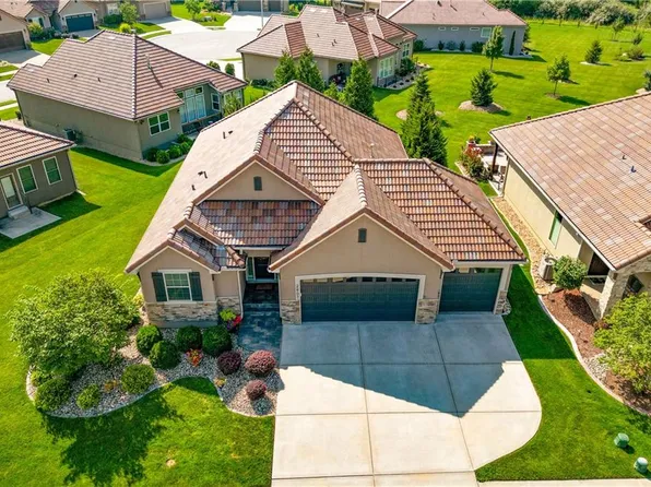 2807 SW Corinth Dr, Lees Summit, MO 64081