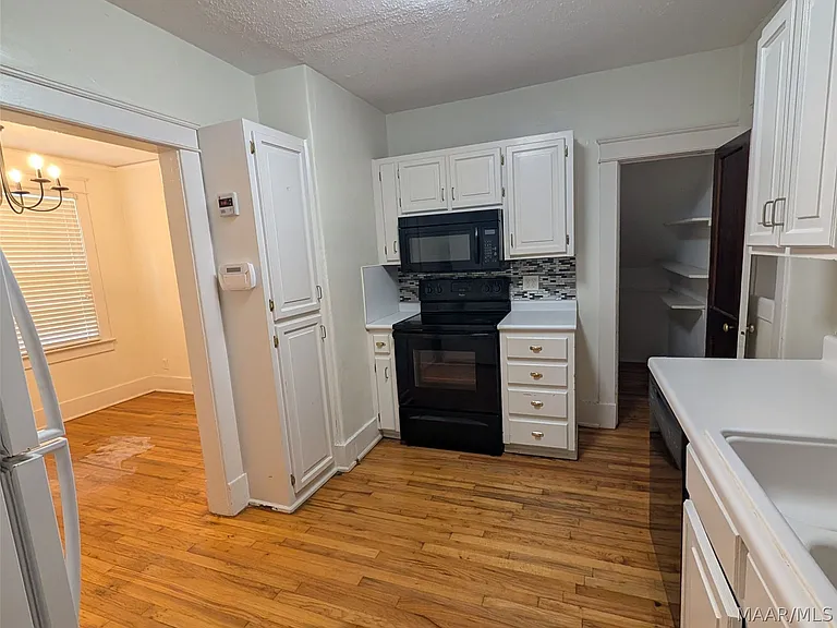 2164 College St — Photo 11