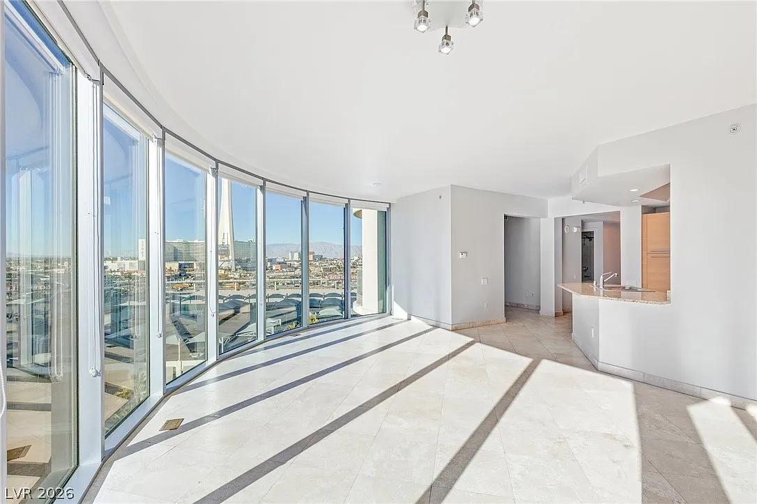 Turnberry Towers — Photo 2